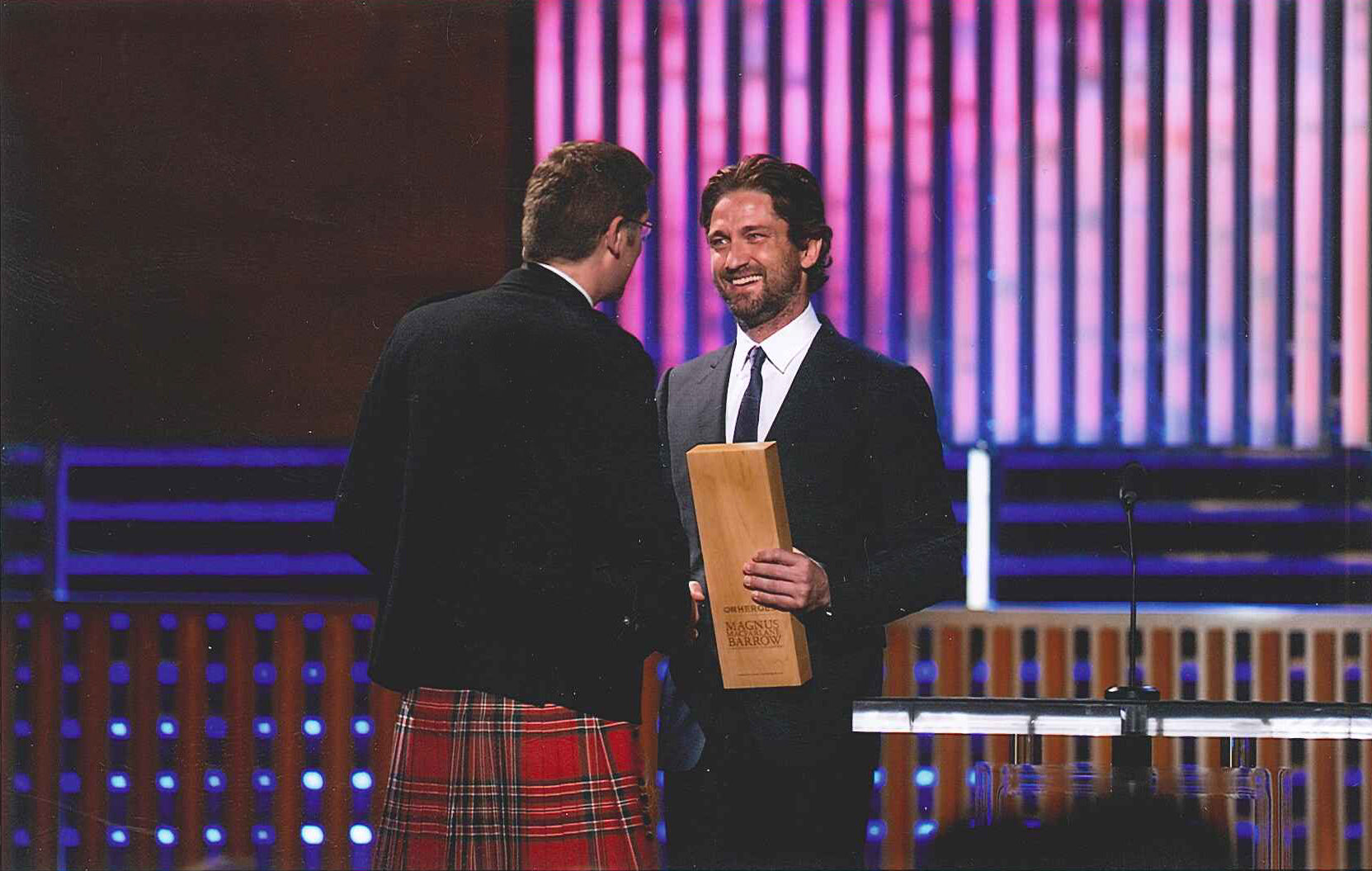 Carregar vídeo: Gerard Butler presents a CNN Heroes award to Magnus Macfarlane-Barrow